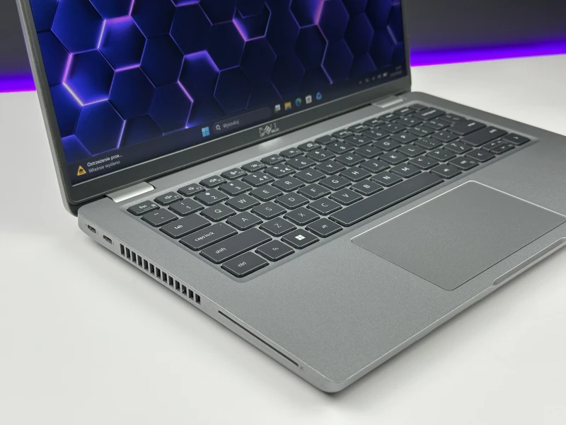 Dell Latitude 5421 z i5-11500H, ekranem 14" FHD i Intel UHD Graphics. Laptop biznesowy z klawiaturą US bez naklejek, Thunderbolt 4, HDMI i RJ-45.