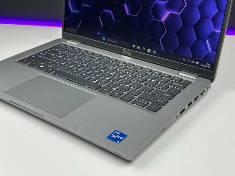 Dell Latitude 5421 z i5-11500H, ekranem 14" FHD i Intel UHD Graphics. Laptop biznesowy z klawiaturą US bez naklejek, Thunderbolt 4, HDMI i RJ-45.
