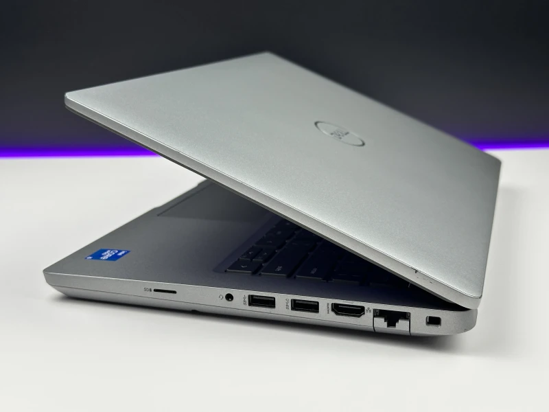 Dell Latitude 5421 z i5-11500H, ekranem 14" FHD i Intel UHD Graphics. Laptop biznesowy z klawiaturą US bez naklejek, Thunderbolt 4, HDMI i RJ-45.