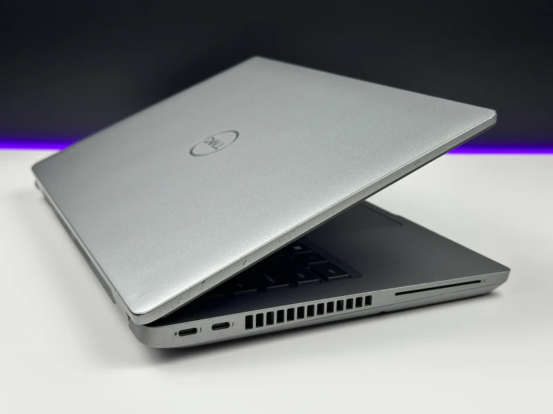 Dell Latitude 5421 z i5-11500H, ekranem 14" FHD i Intel UHD Graphics. Laptop biznesowy z klawiaturą US bez naklejek, Thunderbolt 4, HDMI i RJ-45.