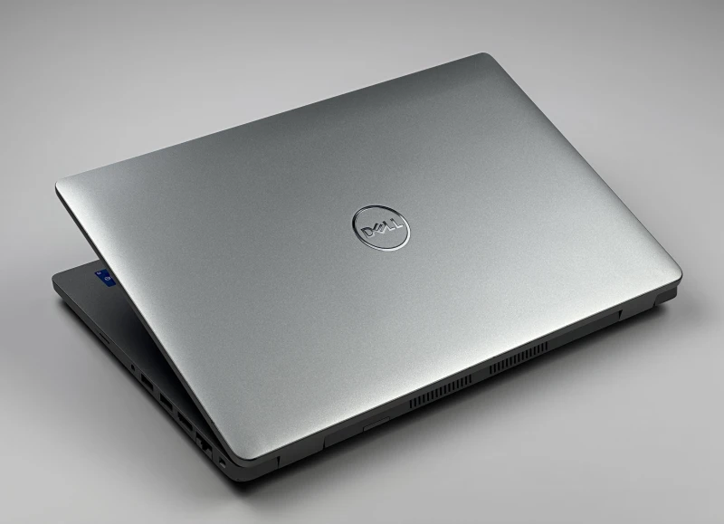 Dell Latitude 5421 z i5-11500H, ekranem 14" FHD i Intel UHD Graphics. Laptop biznesowy z klawiaturą US bez naklejek, Thunderbolt 4, HDMI i RJ-45.