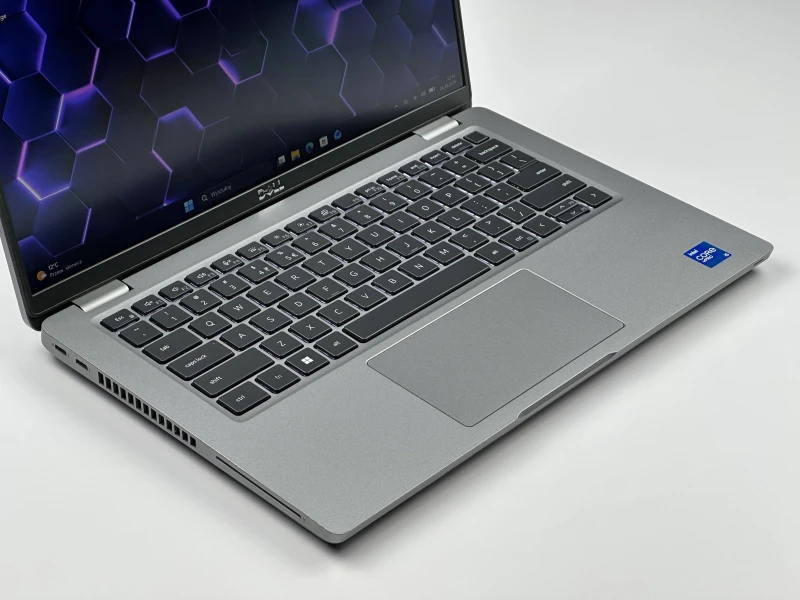 Dell Latitude 5421 z i5-11500H, ekranem 14" FHD i Intel UHD Graphics. Laptop biznesowy z klawiaturą US bez naklejek, Thunderbolt 4, HDMI i RJ-45.