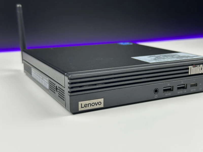 Komputer Lenovo ThinkCentre M80q Gen 3 z i3-12300T i grafiką Intel UHD 730. Nowoczesny mini PC do biura, w zestawie zasilacz 65W i antena Wi-Fi.