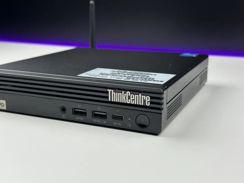 Komputer Lenovo ThinkCentre M80q Gen 3 z i3-12300T i grafiką Intel UHD 730. Nowoczesny mini PC do biura, w zestawie zasilacz 65W i antena Wi-Fi.