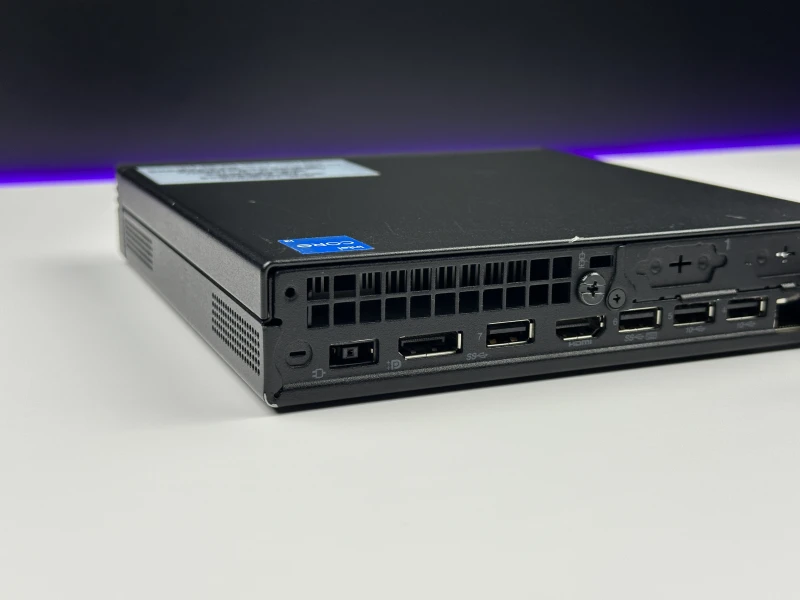 Komputer Lenovo ThinkCentre M80q Gen 3 z i3-12300T i grafiką Intel UHD 730. Nowoczesny mini PC do biura, w zestawie zasilacz 65W i antena Wi-Fi.