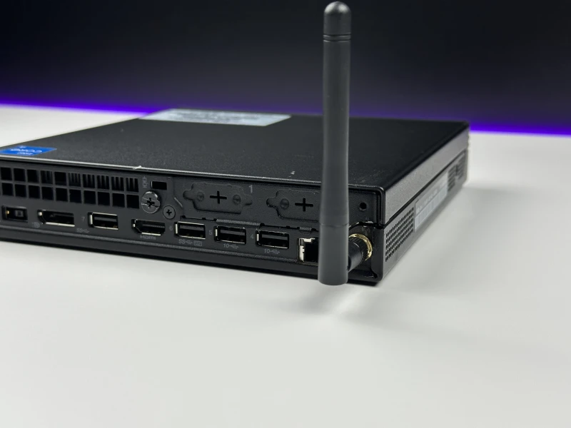 Komputer Lenovo ThinkCentre M80q Gen 3 z i3-12300T i grafiką Intel UHD 730. Nowoczesny mini PC do biura, w zestawie zasilacz 65W i antena Wi-Fi.