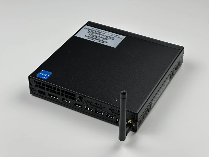 Komputer Lenovo ThinkCentre M80q Gen 3 z i3-12300T i grafiką Intel UHD 730. Nowoczesny mini PC do biura, w zestawie zasilacz 65W i antena Wi-Fi.