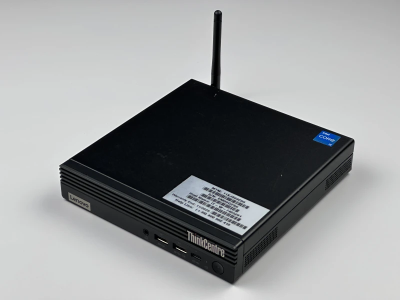 Komputer Lenovo ThinkCentre M80q Gen 3 z i3-12300T i grafiką Intel UHD 730. Nowoczesny mini PC do biura, w zestawie zasilacz 65W i antena Wi-Fi.