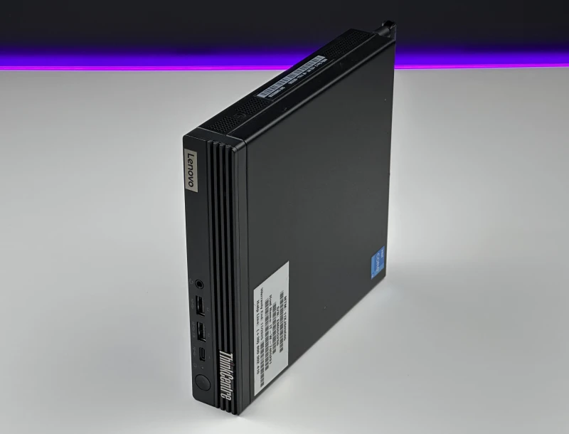 Komputer Lenovo ThinkCentre M80q Gen 3 z i3-12300T i grafiką Intel UHD 730. Nowoczesny mini PC do biura, w zestawie zasilacz 65W i antena Wi-Fi.