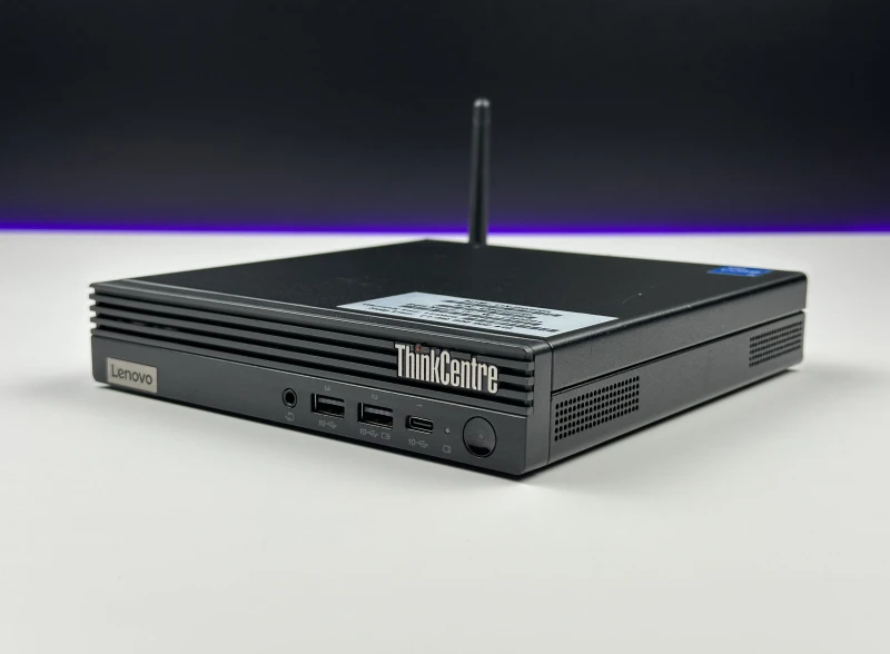 Komputer Lenovo ThinkCentre M80q Gen 3 z i3-12300T i grafiką Intel UHD 730. Nowoczesny mini PC do biura, w zestawie zasilacz 65W i antena Wi-Fi.