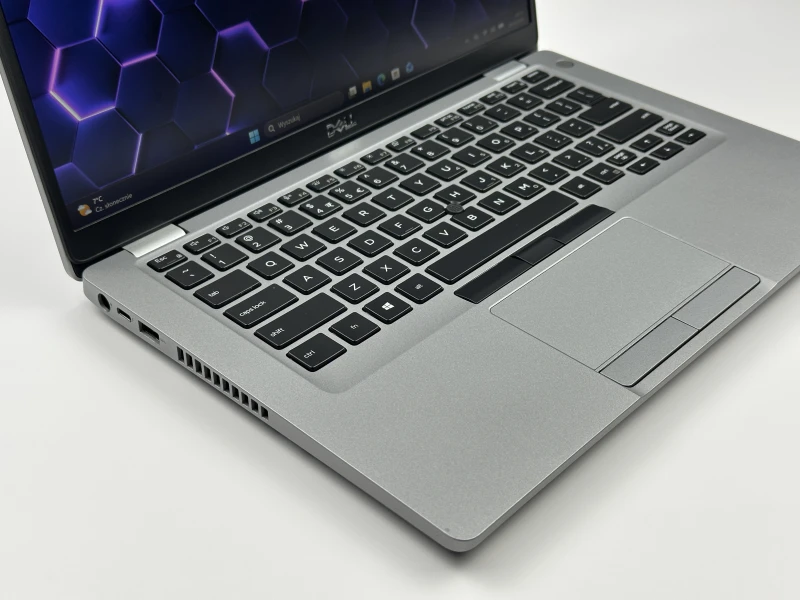 Dell Latitude 5411 z i7-10850H i grafiką MX250 to wydajny laptop 14" do pracy, nauki i codziennych zadań. FHD zapewnia komfortowy, wyraźny obraz.