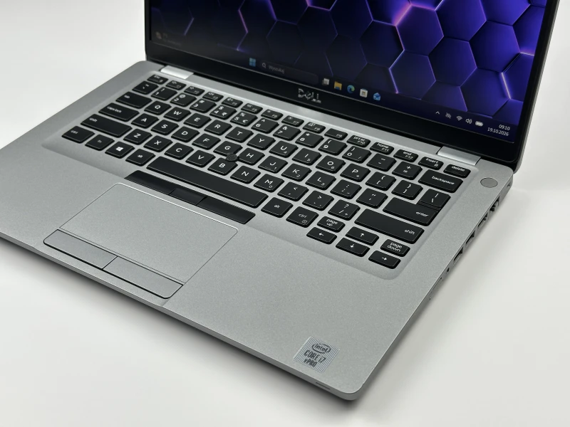 Dell Latitude 5411 z i7-10850H i grafiką MX250 to wydajny laptop 14" do pracy, nauki i codziennych zadań. FHD zapewnia komfortowy, wyraźny obraz.