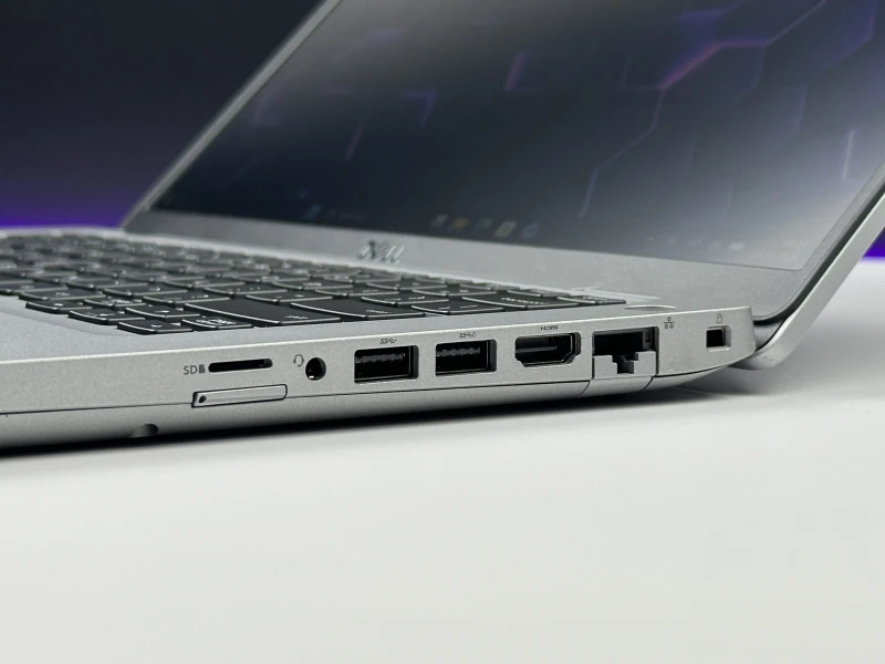 Dell Latitude 5411 z i7-10850H i grafiką MX250 to wydajny laptop 14" do pracy, nauki i codziennych zadań. FHD zapewnia komfortowy, wyraźny obraz.
