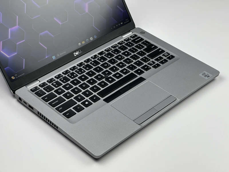Dell Latitude 5411 z i7-10850H i grafiką MX250 to wydajny laptop 14" do pracy, nauki i codziennych zadań. FHD zapewnia komfortowy, wyraźny obraz.