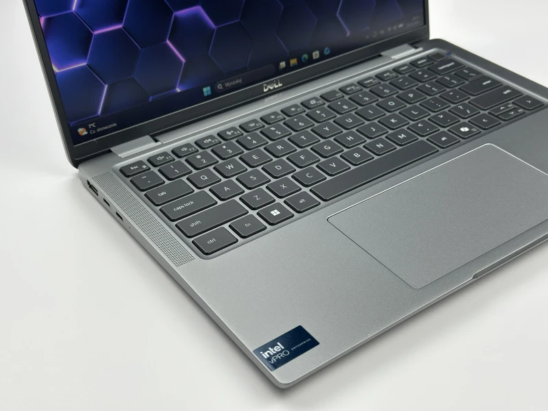 Dell Latitude 7450 z procesorem Intel Core Ultra 7 155U, 16 GB RAM i ekranem 14″ FHD+. Laptop z grafiką Intel Graphics, czytnikiem linii papilarnych.