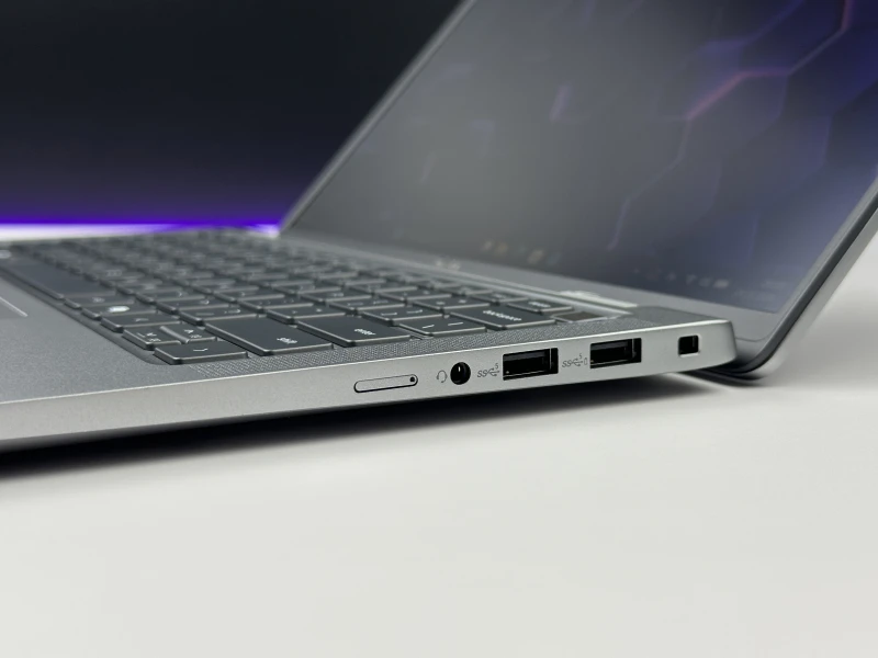 Dell Latitude 7450 z procesorem Intel Core Ultra 7 155U, 16 GB RAM i ekranem 14″ FHD+. Laptop z grafiką Intel Graphics, czytnikiem linii papilarnych.
