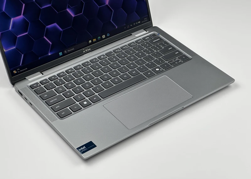Dell Latitude 7450 z procesorem Intel Core Ultra 7 155U, 16 GB RAM i ekranem 14″ FHD+. Laptop z grafiką Intel Graphics, czytnikiem linii papilarnych.