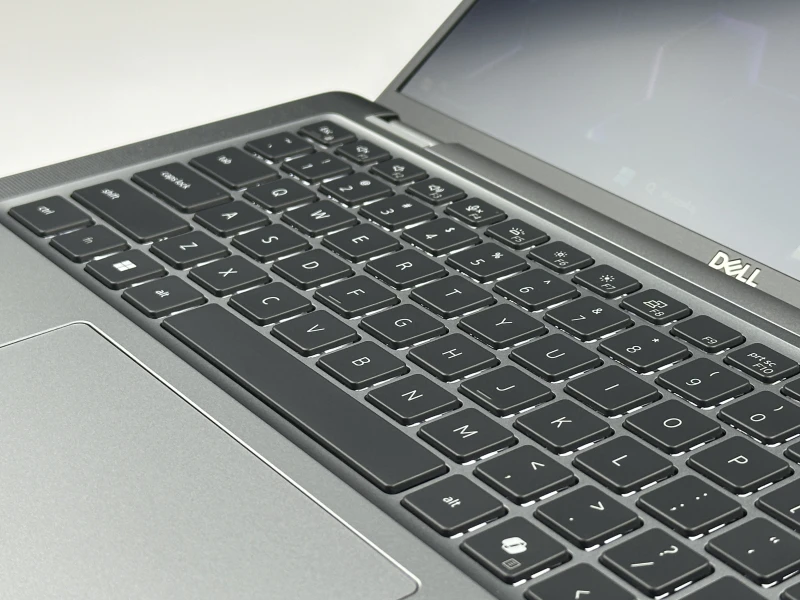 Dell Latitude 7450 z procesorem Intel Core Ultra 7 155U, 16 GB RAM i ekranem 14″ FHD+. Laptop z grafiką Intel Graphics, czytnikiem linii papilarnych.