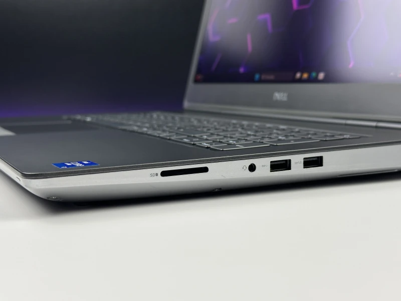 Dell Precision 7760 z i7-11850H, ekranem 4K UHD 120Hz i RTX A3000. Mobilna stacja robocza z 4 slotami RAM i szerokimi możliwościami rozbudowy.