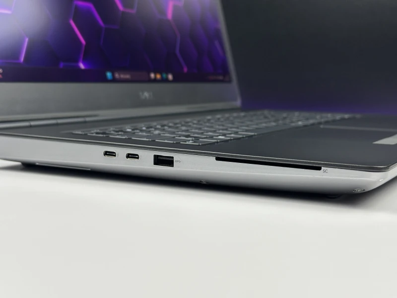 Dell Precision 7760 z i7-11850H, ekranem 4K UHD 120Hz i RTX A3000. Mobilna stacja robocza z 4 slotami RAM i szerokimi możliwościami rozbudowy.
