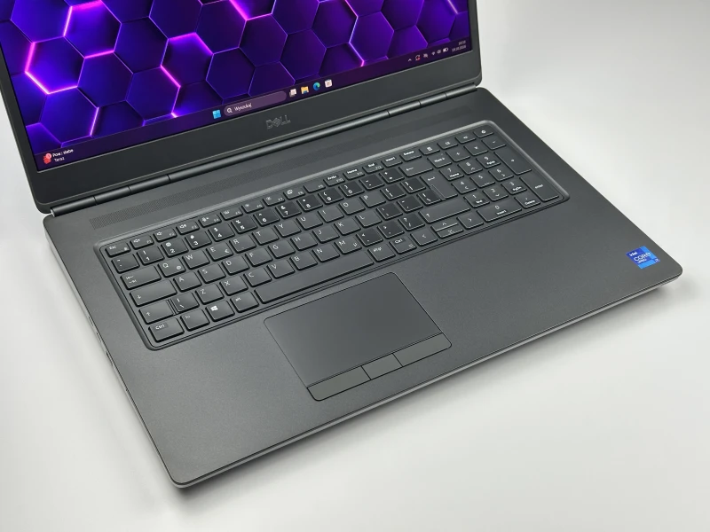 Dell Precision 7760 z i7-11850H, ekranem 4K UHD 120Hz i RTX A3000. Mobilna stacja robocza z 4 slotami RAM i szerokimi możliwościami rozbudowy.
