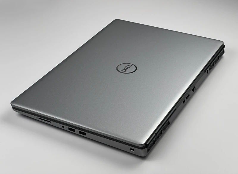 Dell Precision 7760 z i7-11850H, ekranem 4K UHD 120Hz i RTX A3000. Mobilna stacja robocza z 4 slotami RAM i szerokimi możliwościami rozbudowy.