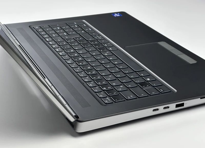 Dell Precision 7760 z i7-11850H, ekranem 4K UHD 120Hz i RTX A3000. Mobilna stacja robocza z 4 slotami RAM i szerokimi możliwościami rozbudowy.