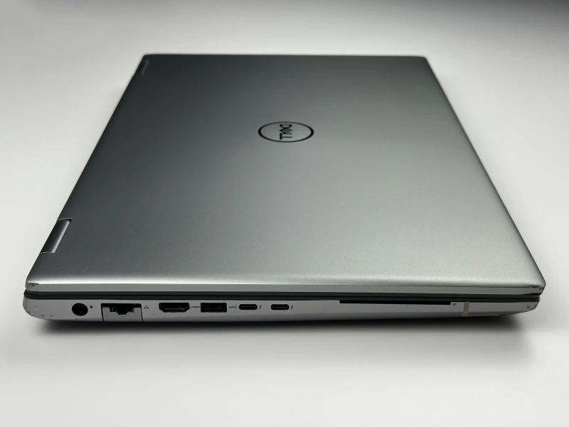 Dell Precision 7770 z i9-12950HX, 64GB RAM, ekranem 17.3" 4K UHD 120Hz i RTX A5500. Potężna stacja robocza z 2x Thunderbolt 4 i klawiaturą US.