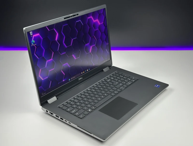 Dell Precision 7770 z i9-12950HX, 64GB RAM, ekranem 17.3" 4K UHD 120Hz i RTX A5500. Potężna stacja robocza z 2x Thunderbolt 4 i klawiaturą US.