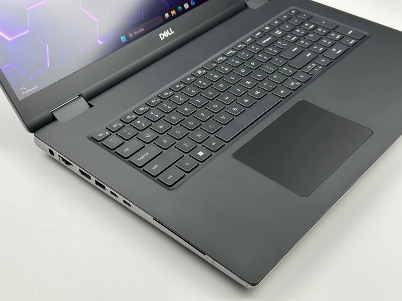 Dell Precision 7770 z i9-12950HX, 64GB RAM, ekranem 17.3" 4K UHD 120Hz i RTX A5500. Potężna stacja robocza z 2x Thunderbolt 4 i klawiaturą US.