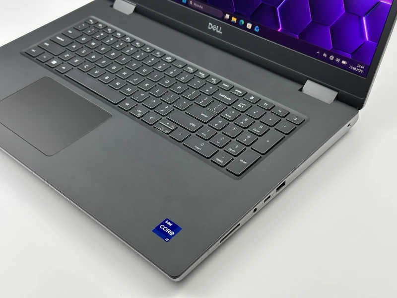 Dell Precision 7770 z i9-12950HX, 64GB RAM, ekranem 17.3" 4K UHD 120Hz i RTX A5500. Potężna stacja robocza z 2x Thunderbolt 4 i klawiaturą US.