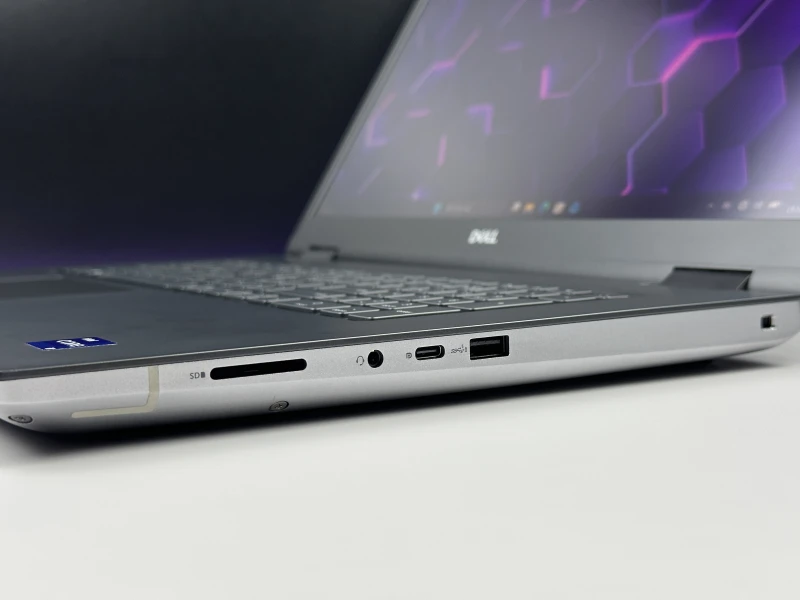 Dell Precision 7770 z i9-12950HX, 64GB RAM, ekranem 17.3" 4K UHD 120Hz i RTX A5500. Potężna stacja robocza z 2x Thunderbolt 4 i klawiaturą US.