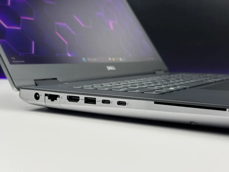 Dell Precision 7770 z i9-12950HX, 64GB RAM, ekranem 17.3" 4K UHD 120Hz i RTX A5500. Potężna stacja robocza z 2x Thunderbolt 4 i klawiaturą US.