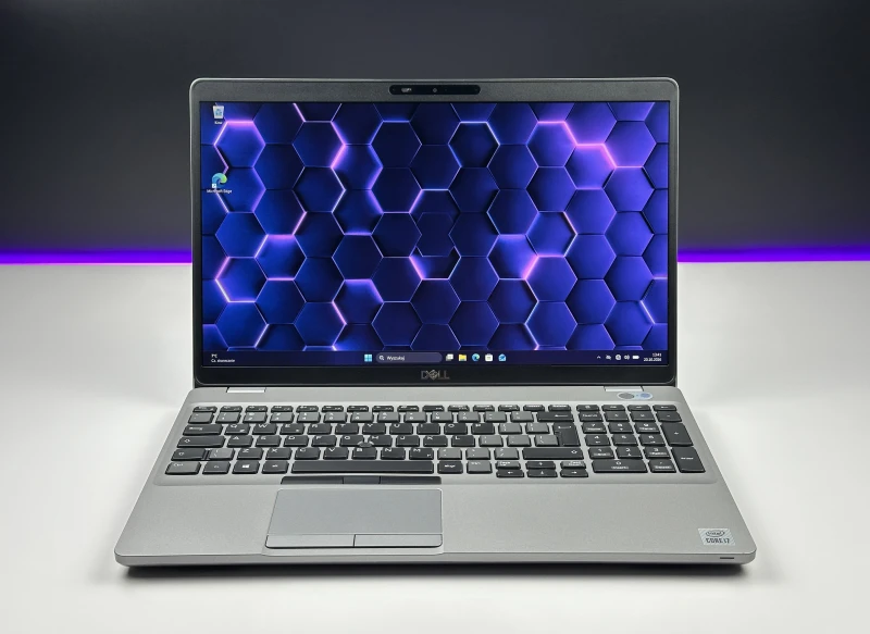Dell Latitude 5510 z i7-10610U, ekranem 15.6" FHD i Intel UHD Graphics. Podświetlana klawiatura z blokiem numerycznym i 2 sloty RAM.