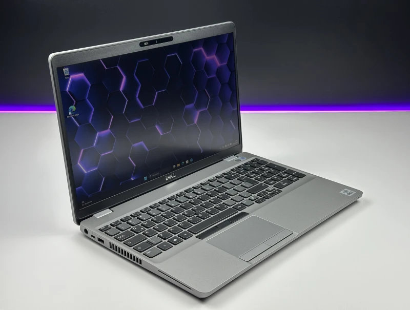 Dell Latitude 5510 z i7-10610U, ekranem 15.6" FHD i Intel UHD Graphics. Podświetlana klawiatura z blokiem numerycznym i 2 sloty RAM.