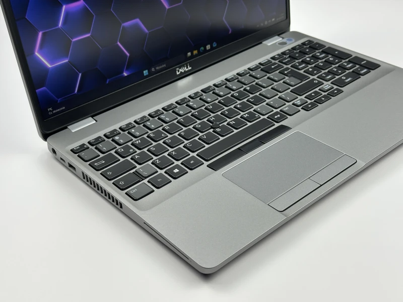 Dell Latitude 5510 z i7-10610U, ekranem 15.6" FHD i Intel UHD Graphics. Podświetlana klawiatura z blokiem numerycznym i 2 sloty RAM.