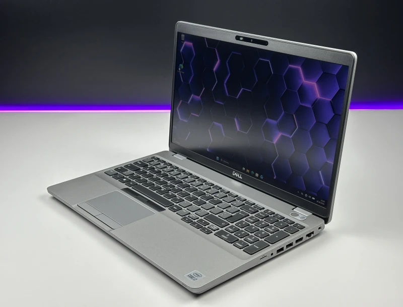 Dell Latitude 5510 z i7-10610U, ekranem 15.6" FHD i Intel UHD Graphics. Podświetlana klawiatura z blokiem numerycznym i 2 sloty RAM.