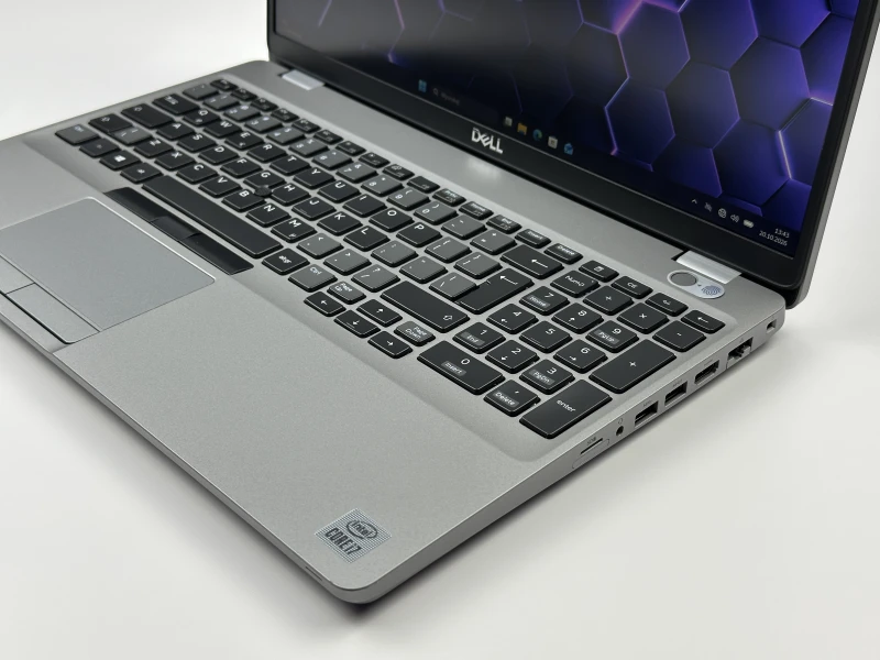 Dell Latitude 5510 z i7-10610U, ekranem 15.6" FHD i Intel UHD Graphics. Podświetlana klawiatura z blokiem numerycznym i 2 sloty RAM.