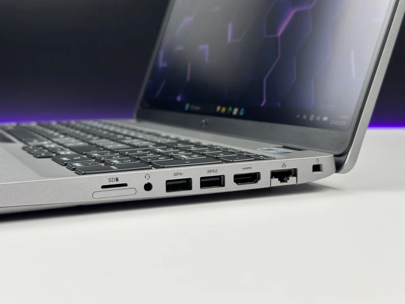 Dell Latitude 5510 z i7-10610U, ekranem 15.6" FHD i Intel UHD Graphics. Podświetlana klawiatura z blokiem numerycznym i 2 sloty RAM.