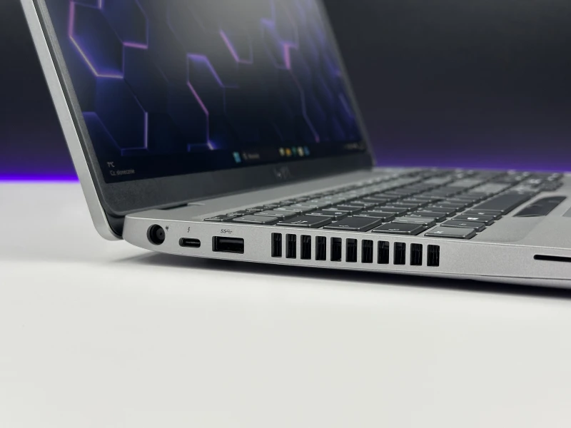 Dell Latitude 5510 z i7-10610U, ekranem 15.6" FHD i Intel UHD Graphics. Podświetlana klawiatura z blokiem numerycznym i 2 sloty RAM.