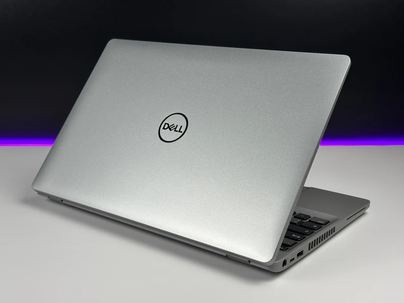 Dell Latitude 5510 z i7-10610U, ekranem 15.6" FHD i Intel UHD Graphics. Podświetlana klawiatura z blokiem numerycznym i 2 sloty RAM.