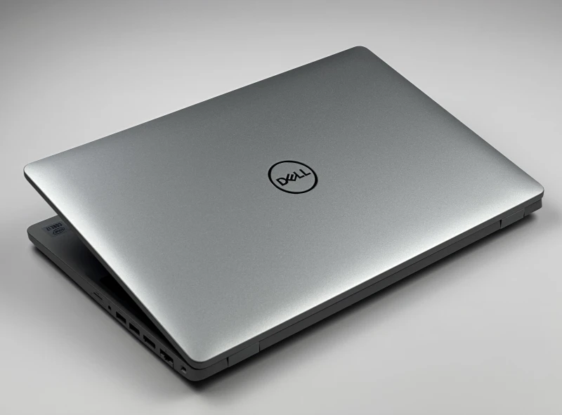 Dell Latitude 5510 z i7-10610U, ekranem 15.6" FHD i Intel UHD Graphics. Podświetlana klawiatura z blokiem numerycznym i 2 sloty RAM.