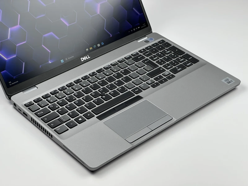 Dell Latitude 5510 z i7-10610U, ekranem 15.6" FHD i Intel UHD Graphics. Podświetlana klawiatura z blokiem numerycznym i 2 sloty RAM.
