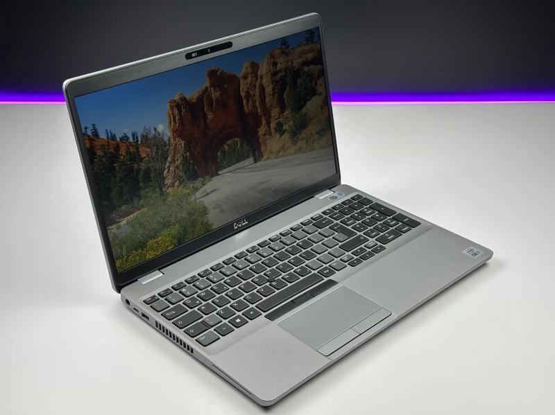 Dell Latitude 5510 z i7-10610U, ekranem 15.6" FHD i Intel UHD Graphics. Podświetlana klawiatura z blokiem numerycznym i 2 sloty RAM.