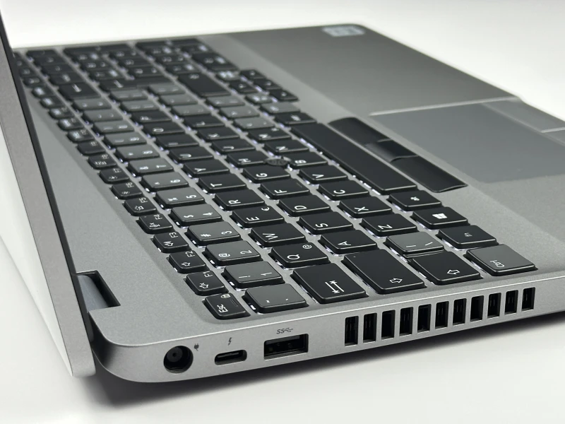 Dell Latitude 5510 z i7-10610U, ekranem 15.6" FHD i Intel UHD Graphics. Podświetlana klawiatura z blokiem numerycznym i 2 sloty RAM.