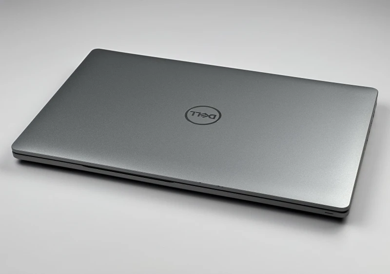 Dell Latitude 5510 z i7-10610U, ekranem 15.6" FHD i Intel UHD Graphics. Podświetlana klawiatura z blokiem numerycznym i 2 sloty RAM.