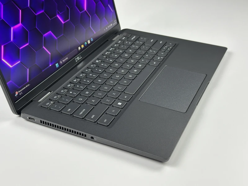 Dell Latitude 7430 - i7-1265U, 32GB RAM. Lekki ultrabook biznesowy z obudową Carbon, stworzony do intensywnej pracy mobilnej i wielozadaniowości.