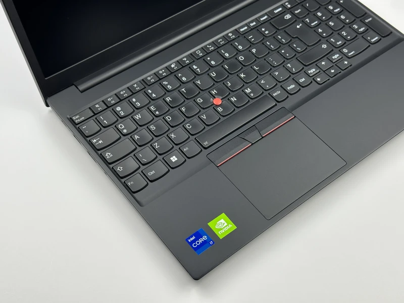 Lenovo ThinkPad E15 Gen 4 z procesorem i7-1255U, ekranem 15.6"  i GeForce MX550. Laptop biznesowy z czytnikiem linii papilarnych i Thunderbolt 4.