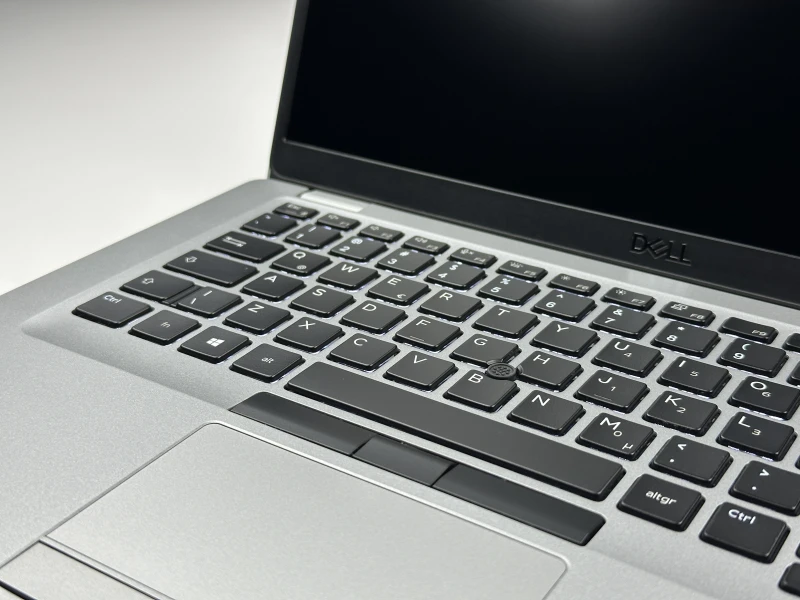 Dell Latitude 5410 z i5-10310U, ekranem 14" FHD i Intel UHD Graphics. Biznesowy laptop z USB-C, HDMI, RJ-45 i możliwością rozbudowy pamięci RAM.