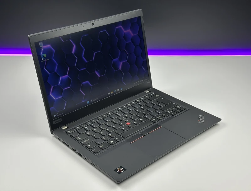 Lenovo ThinkPad T495 z Ryzen 5 3500U, ekranem 14" FHD i Radeon Vega 8 Graphics. Solidny laptop biznesowy w klasycznym formacie ThinkPad.